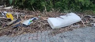 Lixo e entulho estão jogados na margem da rua - 4