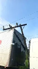 Caminhão arrebenta fios, derruba poste e deixa bairro sem luz - 4