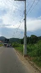 Caminhão arrebenta fios, derruba poste e deixa bairro sem luz - 3