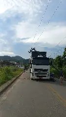 Caminhão arrebenta fios, derruba poste e deixa bairro sem luz - 5