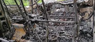Veículo que transportava grupo de pessoas  é consumido por incêndio  - 11