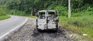 Veículo que transportava grupo de pessoas  é consumido por incêndio  - 12