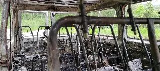 Veículo que transportava grupo de pessoas  é consumido por incêndio  - 3