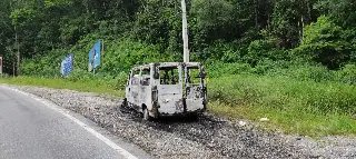Veículo que transportava grupo de pessoas  é consumido por incêndio  - 13