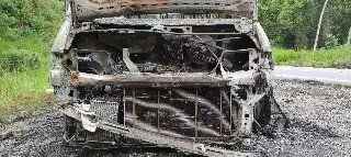 Veículo que transportava grupo de pessoas  é consumido por incêndio  - 10