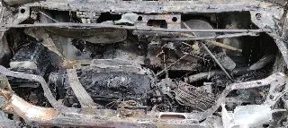 Veículo que transportava grupo de pessoas  é consumido por incêndio  - 6