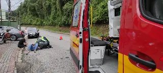 Carro desvia de buraco e acerta motociclista no Centro - 1