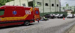 Carro desvia de buraco e acerta motociclista no Centro - 2