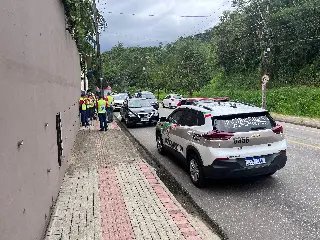 Colisão entre carros deixa mulher ferida em Brusque  - 1