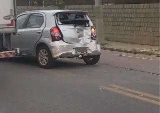 Dois são hospitalizados após colisão entre caminhão e carro - 3