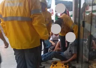 Dois são hospitalizados após colisão entre caminhão e carro - 4