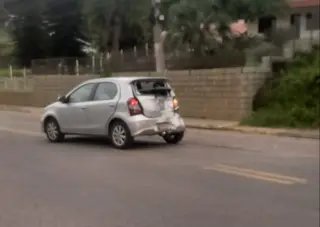 Dois são hospitalizados após colisão entre caminhão e carro - 1