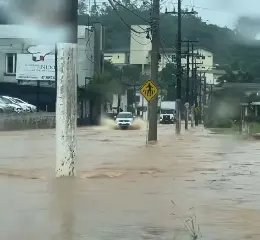 (VIDEO) Temporal volta a causar transtornos nas ruas de Brusque - 1
