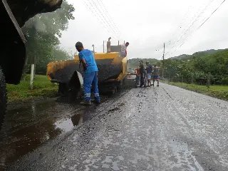 Trecho de via no Dom Joaquim recebe recapeamento asfáltico - 1