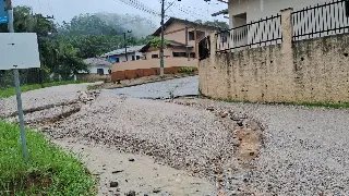 Além de poeira, rua sofre com valas em dias de chuva - 1