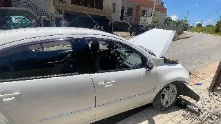 Colisão de carro em poste deixa uma pessoa ferida em Brusque - 2