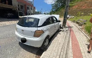 Colisão de carro em poste deixa uma pessoa ferida em Brusque - 1