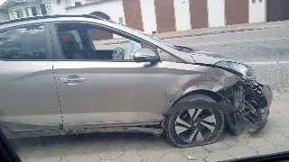 Carro tomba após acidente na Primeiro de Maio - 3