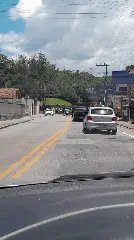 Carro tomba após acidente na Primeiro de Maio - 2