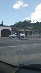 Carro tomba após acidente na Primeiro de Maio - 1