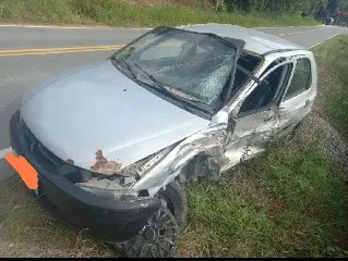 Carro com placas de Brusque se envolve em acidente na rodovia - 1