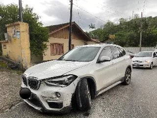 Carros colidem na descida da rua Gustavo Halfpap, em Brusque - 2