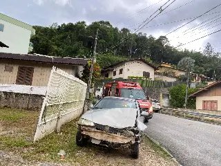 Carros colidem na descida da rua Gustavo Halfpap, em Brusque - 3