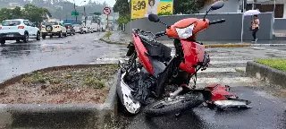 Motociclista fica ferida após colisão com carro em Brusque - 2