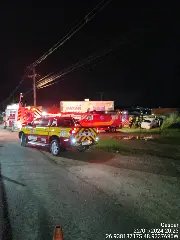 Carro colide contra monte de areia e deixa feridos - 2