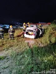 Carro colide contra monte de areia e deixa feridos - 3