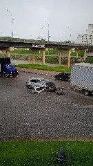 Carro tem a frente destruída após colisão com caminhão em Brusque  - 1