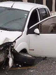 Motorista sobe calçada e atinge placa para evitar acidente - 2