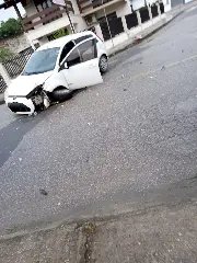 Motorista sobe calçada e atinge placa para evitar acidente - 1