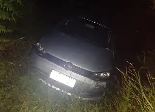 Carro sai da pista após colisão na rodovia em Nova Trento - 1