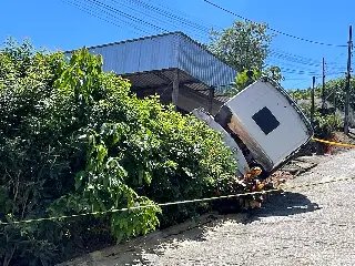 (VÍDEO) Saiba detalhes do caminhão que caiu sobre casa - 7