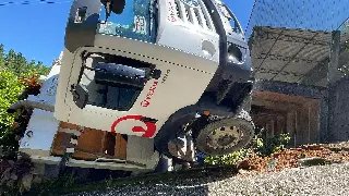 (VÍDEO) Saiba detalhes do caminhão que caiu sobre casa - 2