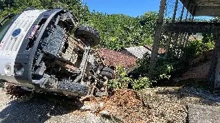 (VÍDEO) Saiba detalhes do caminhão que caiu sobre casa - 3