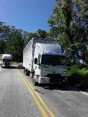 Motorista de caminhão mudou de faixa para evitar batida em outros carros  - 2