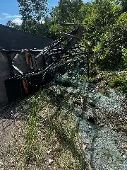 Caminhão com carga de vidro tomba em Nova Trento - 2