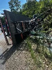 Caminhão com carga de vidro tomba em Nova Trento - 1