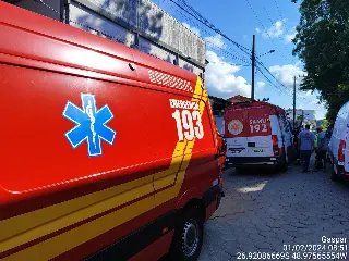 Telhado rompe e homem acaba caindo de seis metros de altura  - 2