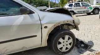 Idoso passa mal no carro e atinge poste em Brusque  - 3