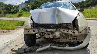 Idoso passa mal no carro e atinge poste em Brusque  - 1