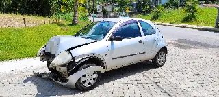 Idoso passa mal no carro e atinge poste em Brusque  - 5