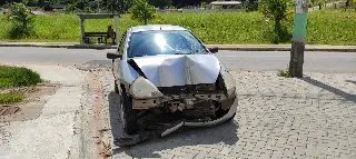 Idoso passa mal no carro e atinge poste em Brusque  - 4
