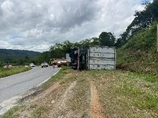 Caminhão tomba e deixa 4 feridos em Brusque - 2