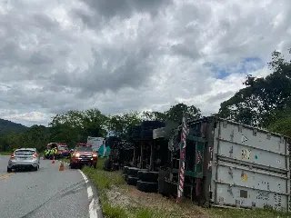Caminhão tomba e deixa 4 feridos em Brusque - 1