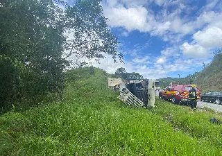 Caminhão tomba e deixa 4 feridos em Brusque - 5