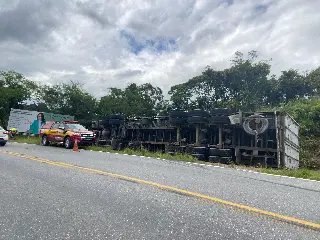 Caminhão tomba e deixa 4 feridos em Brusque - 3