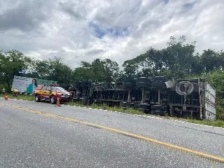 Caminhão tomba e deixa 4 feridos em Brusque - 4